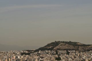 Αφρικανική σκόνη και βροχή στην Αθήνα - «Ξέθαψαν» τις ομπρέλες κάτοικοι και τουρίστες [βίντεο]